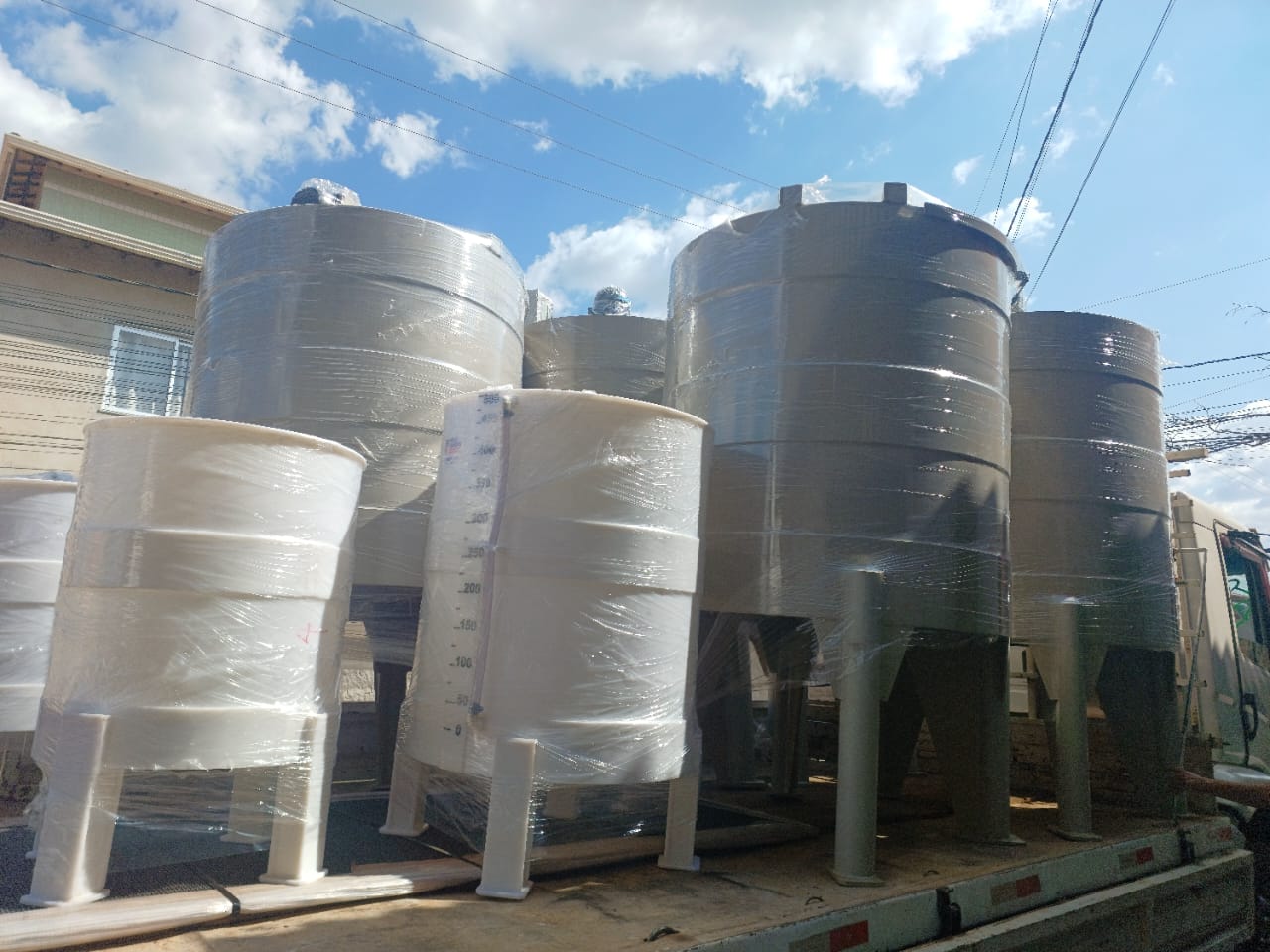 Tanques cilíndricos de polipropileno produzidos sob medida e carregados no caminhão para entrega