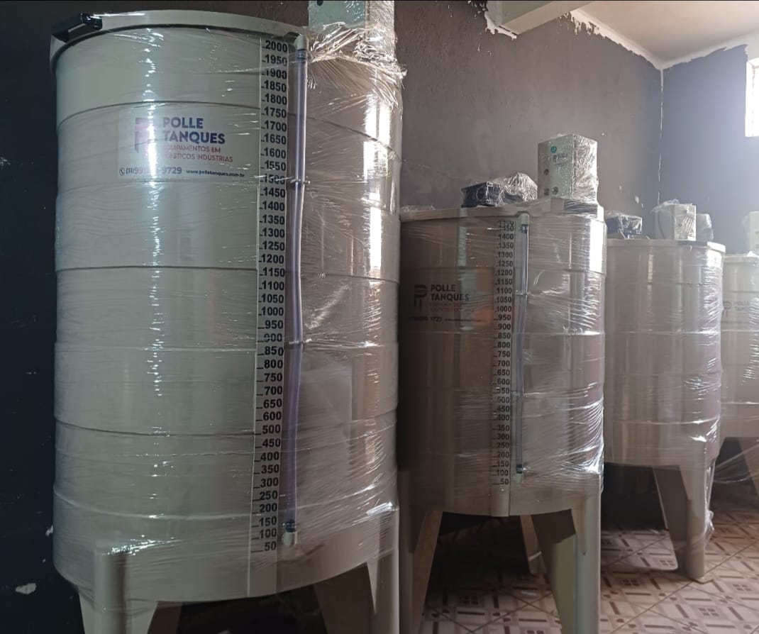 Tanque prismático em polipropileno com régua de nível graduada e conexões laterais